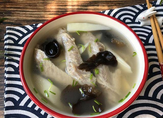 鴨肉性寒營養豐富,搭配山藥一起煲湯,鮮美又營養_食材_其他_冷水