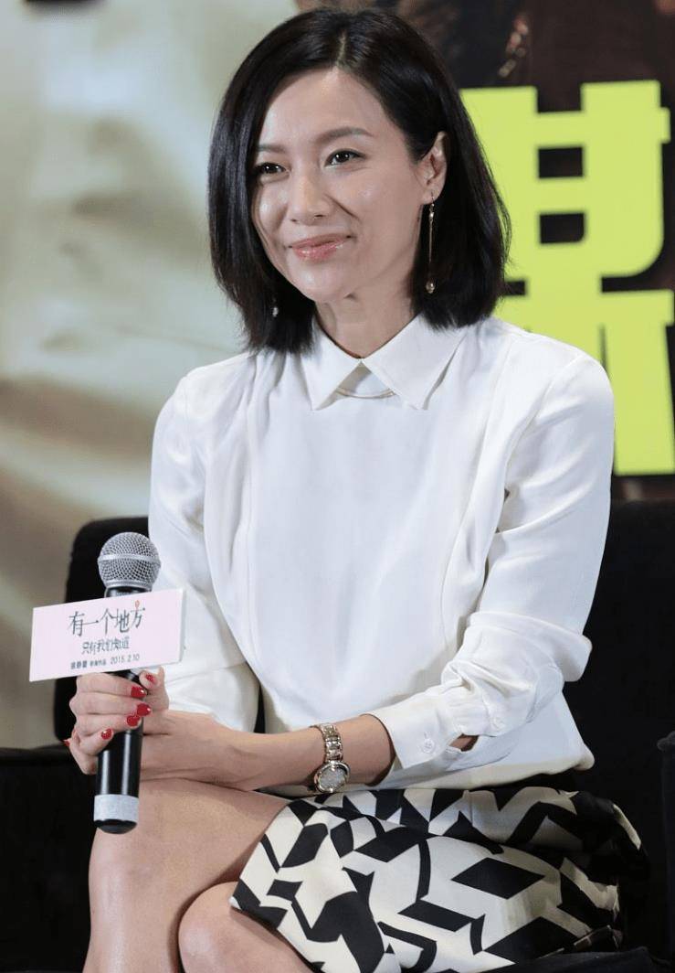 原创徐静蕾五官虽普通但很耐看穿白衬衫配半身裙亮相气质简约高级