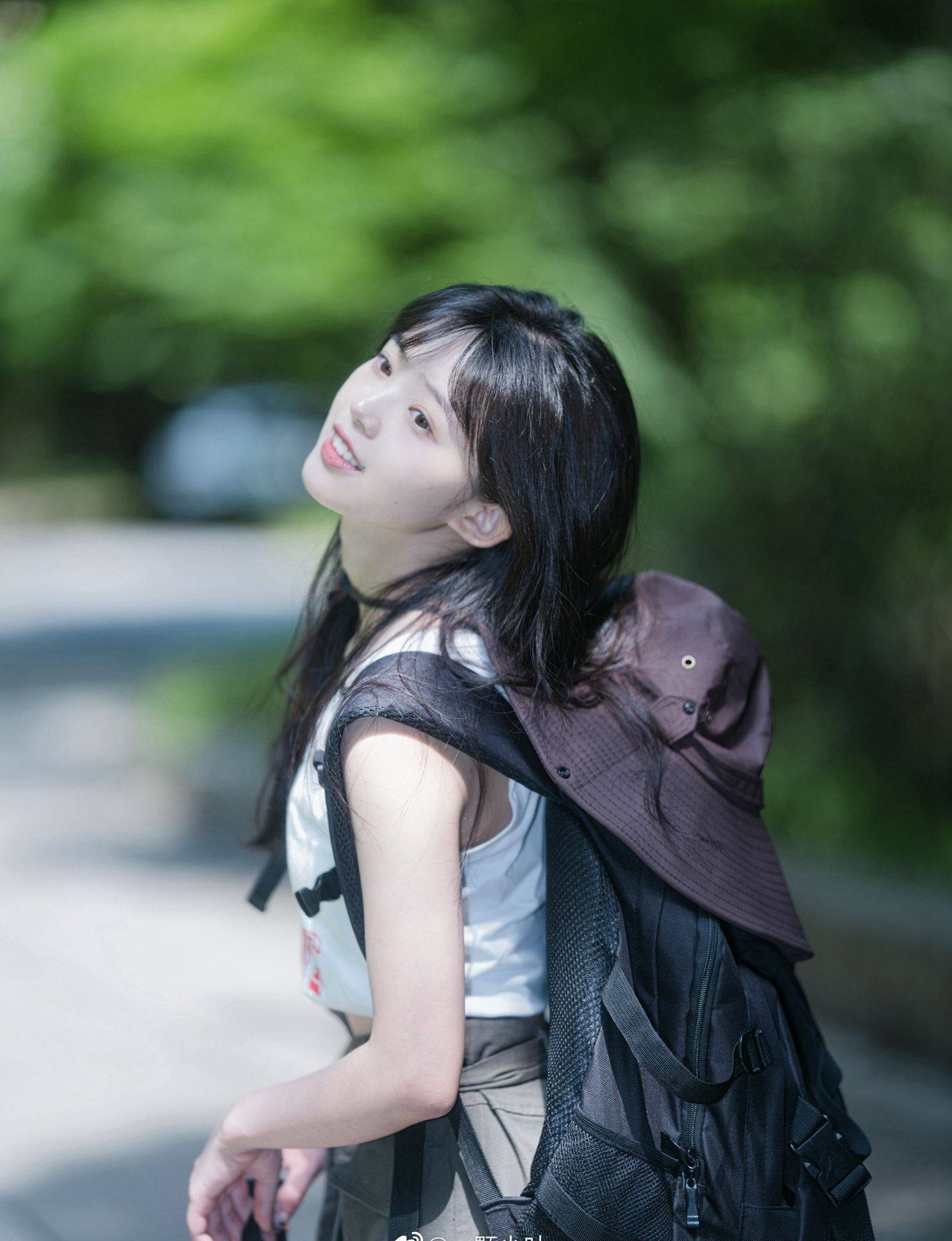 长发飘飘校花户外运动写真