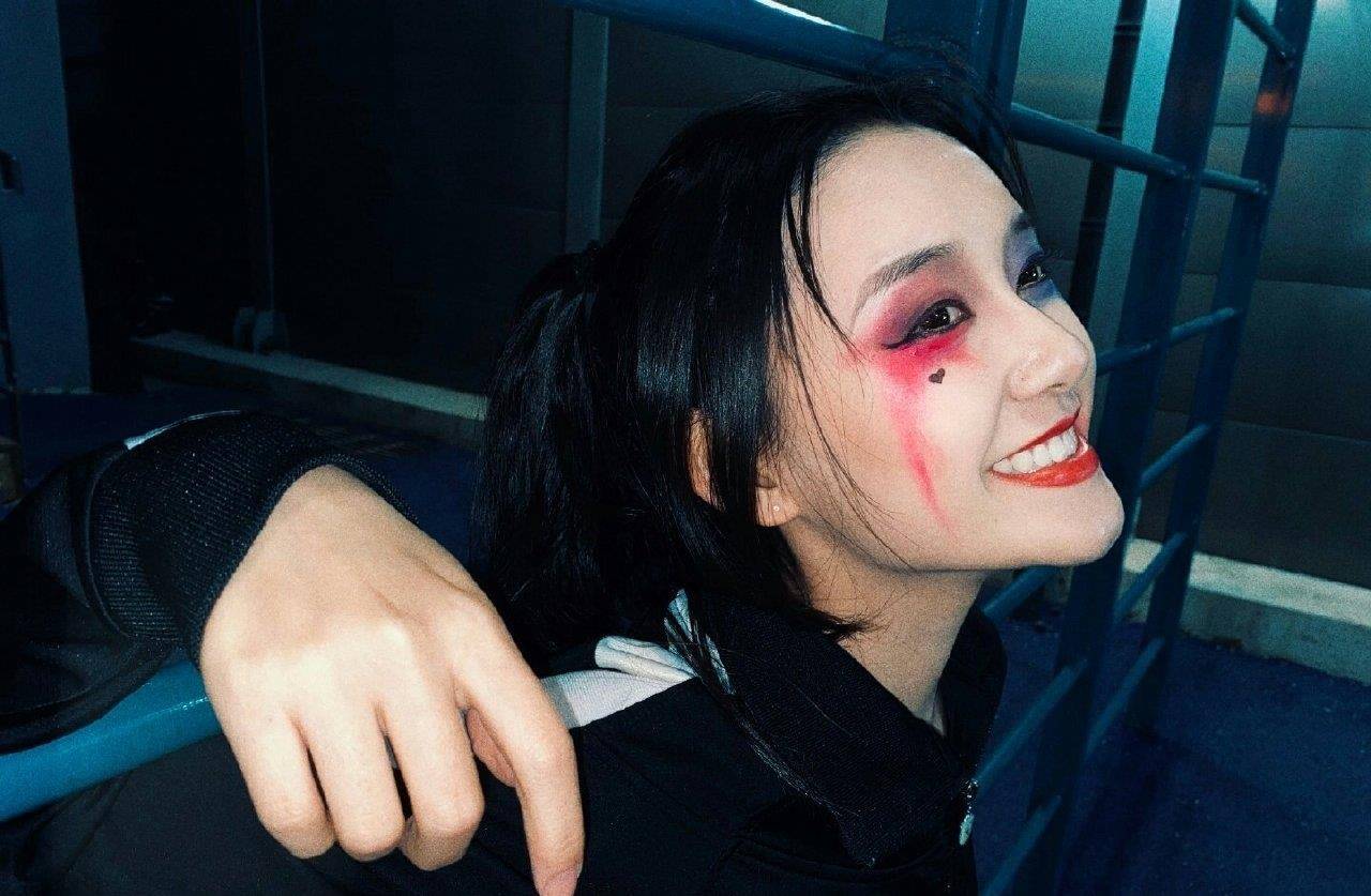 "小丑女"成关晓彤新人设?