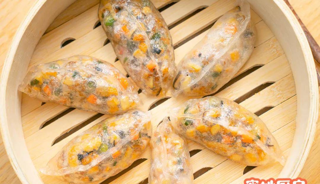 制作皮:木薯粉倒入碗中,将烧开的热水