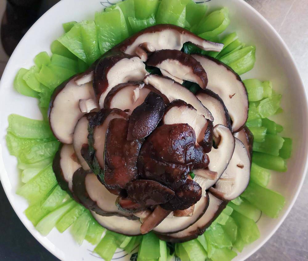 原创有一种摆盘叫香菇油菜别觉得看着稀奇古怪其实很美味哦