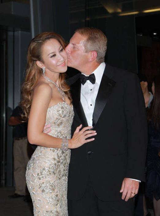 曾花费1.5亿举办婚礼,今大16岁老公疑不忠诚遭婚姻,李玟该何去何从