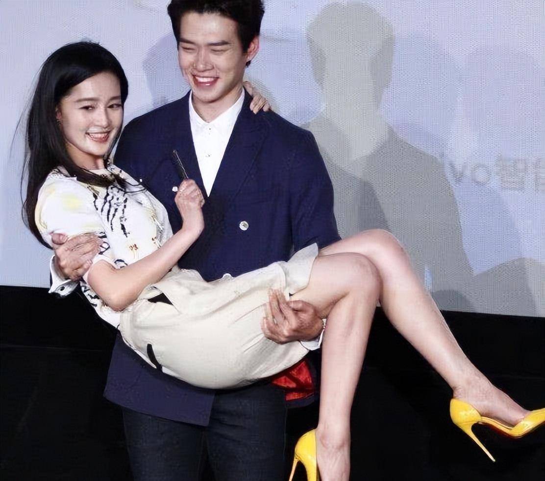 有种"金莲脚"叫李沁,男明星都不敢轻易抱她,她的脚究竟多小?