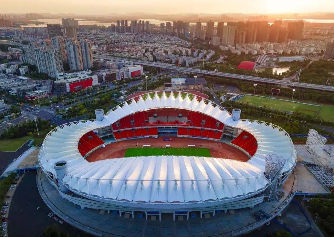 上图:五环体育中心 下图:武汉体育中心速读武汉 | 城事■帅!