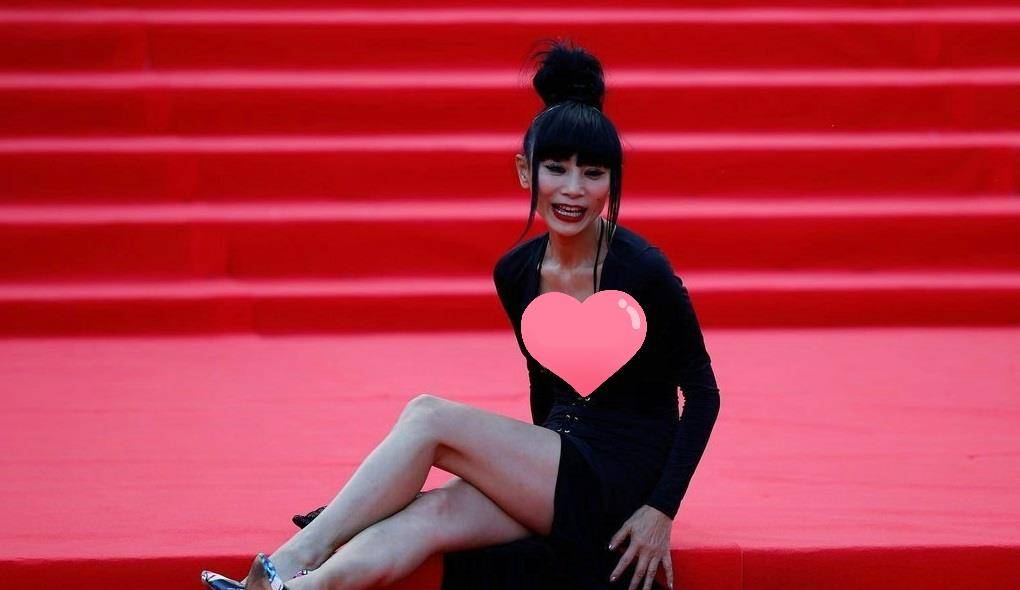 露腰装配红裤洛杉矶游行,这小蛮腰真服了_风格_身材_时尚