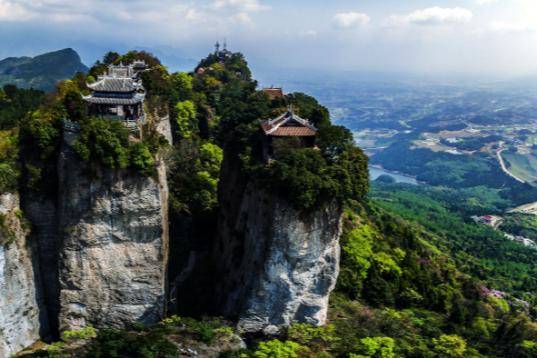 四川有一座山，以唐代名人而得名，景色优美，以丹霞地貌闻名！