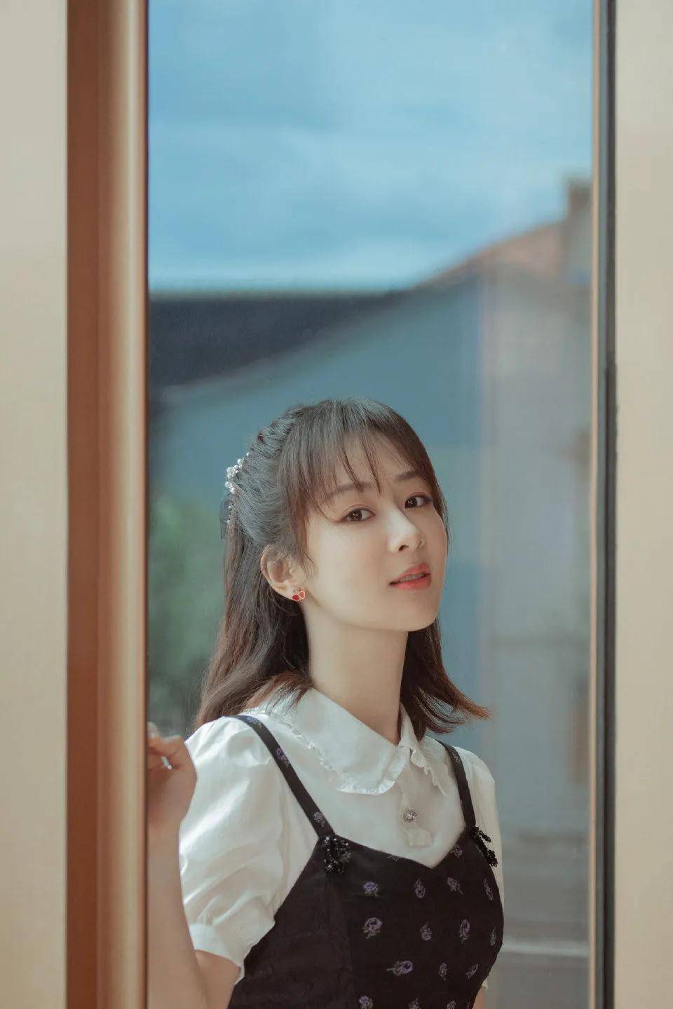 杨紫处境很尴尬?肖战京东鹅厂深度合作?黄明昊综艺报价八位数?