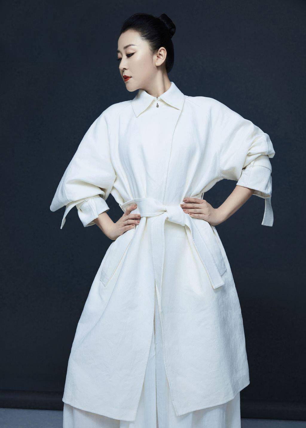 苗圃的这一组白色写真则是走了另一个极端,整体的风格看起来更加温婉