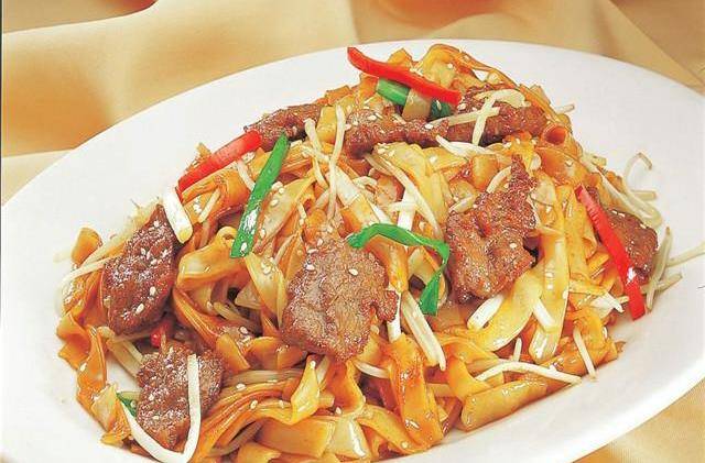 教你做一盘好吃的干炒牛河,方法简单,爽滑劲道,一盘不够吃