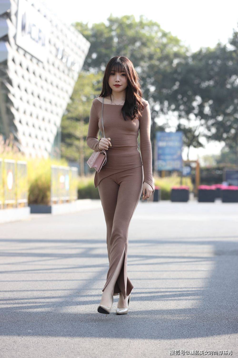街拍都市丽人,浅咖色的针织套装,露肩上衣 紧身开叉裤性感迷人_身材