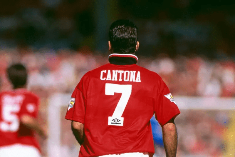 最近三个身穿7号球衣取得成功的球员分别是坎通纳,贝克汉姆,c罗三人