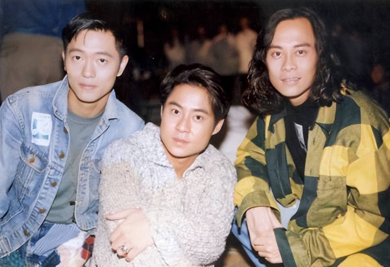 草蜢组合蔡一智为儿子庆生,一家长相太相似,16岁女儿染蓝发抢镜