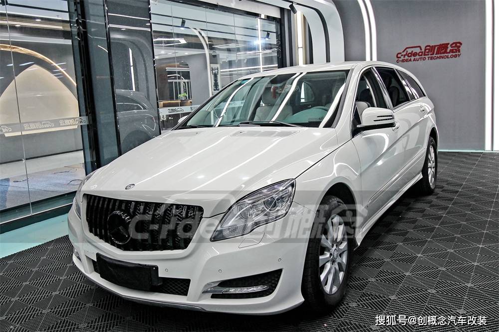 提供舒适的乘坐空间!奔驰r300四座内饰改装案例