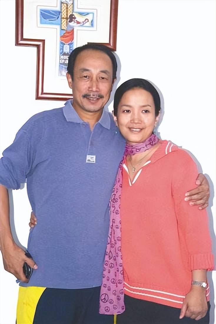 62岁吕丽萍公开发言论,祝美国生日快乐,网友大怒:要求开除国籍_孙海英