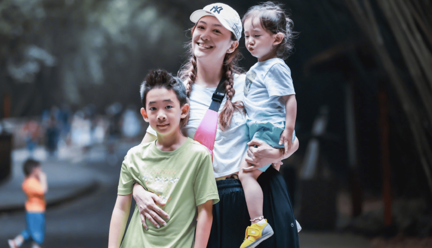 陈小春与岳父罕见同框,翁婿相差6岁却似两代人