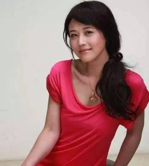 53岁周海媚近照,身材浮肿胖到认不出,知道真相后网友表示心疼_因为