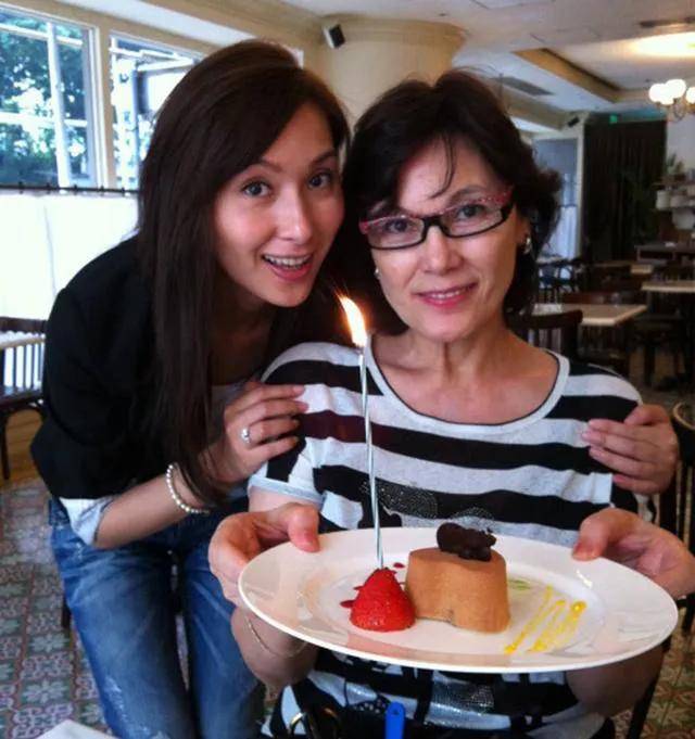 陈恭如完美地遗传了父母的良好基因,深邃的眼眸,精致的面容.