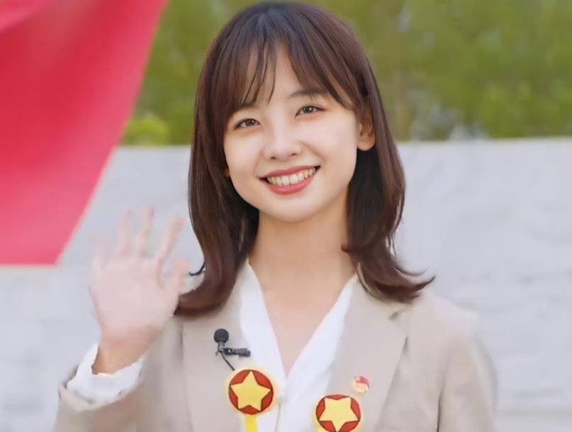 原创圆脸到底有多显小王冰冰外出路人镜头下的身高让人看愣