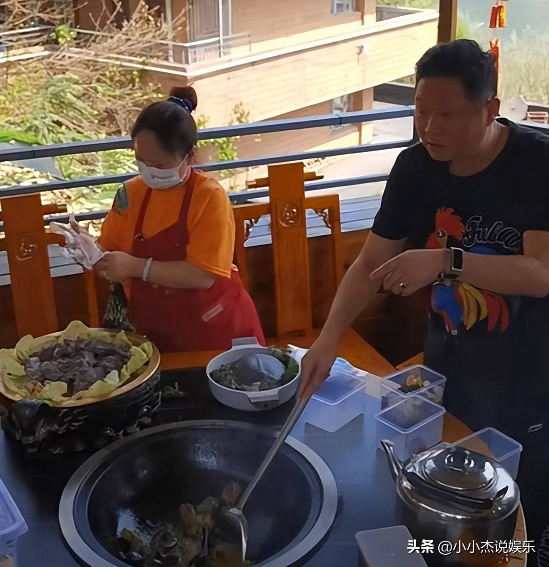 重庆:52岁演员赵亮开柴火鸡店,还亲自下厨揭锅,"三德子老了"