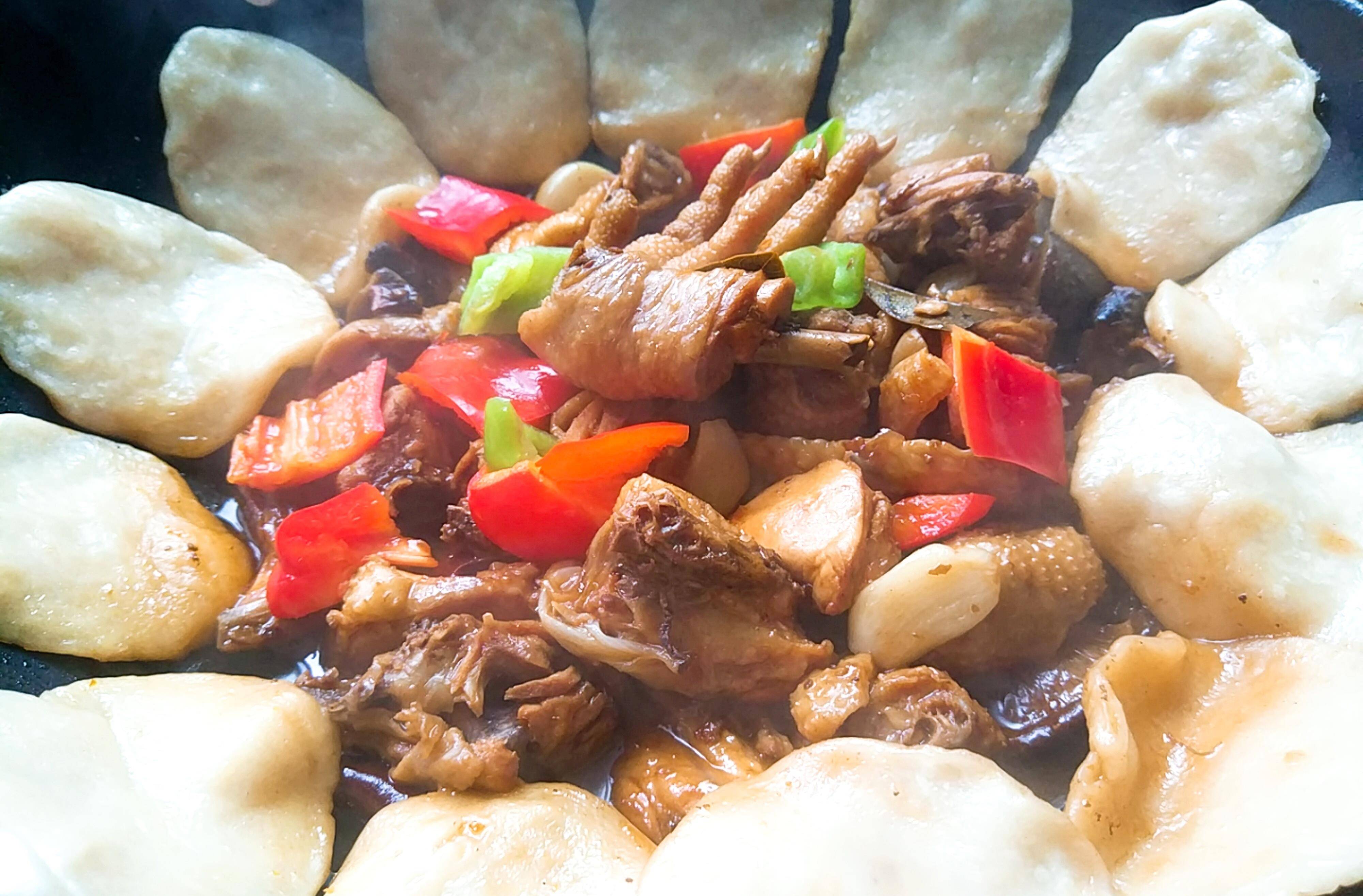 秘制香辣地锅鸡,半只鸡,13个饼,饭菜一锅出,好吃到吮指,过瘾_汤汁