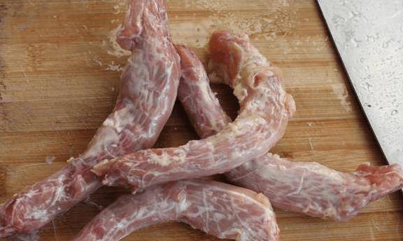 1,鸡脖动物的脖子上长有淋巴腺,鸡脖子也不例外,而淋巴腺上的毒素和