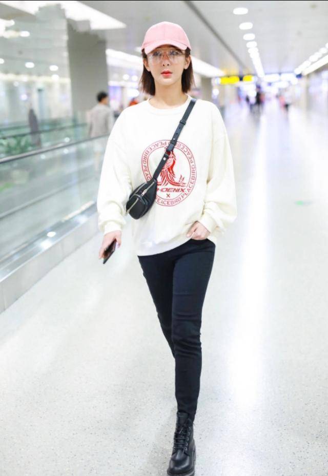 杨紫机场终于好看了,一条小瘦裤秀铅笔腿,终于相信你90斤_个性_卫衣