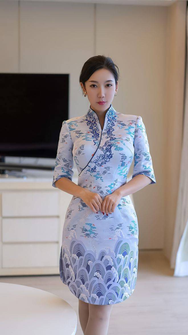 海航空姐制服写真,旗袍式制服配白丝,微胖也别有一番韵味