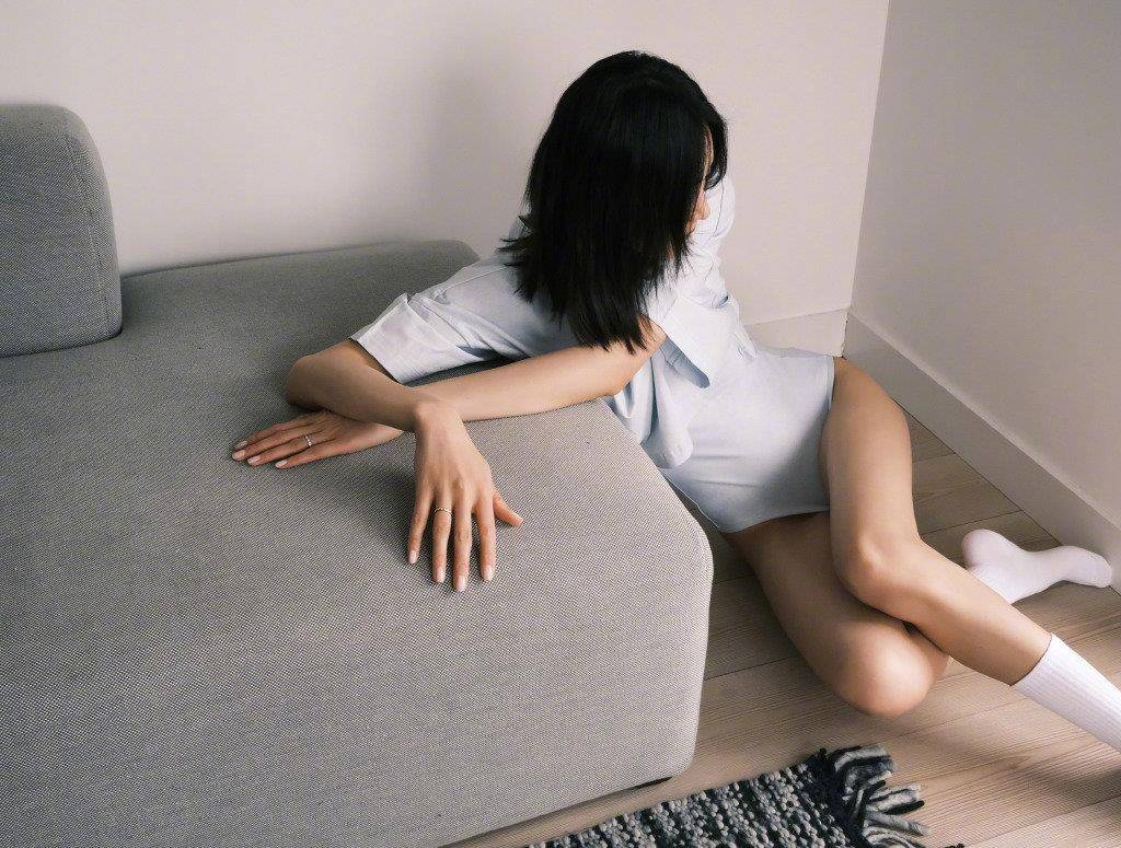 刘雯写真照大长腿屏幕都放不下基础款也能穿出时尚感