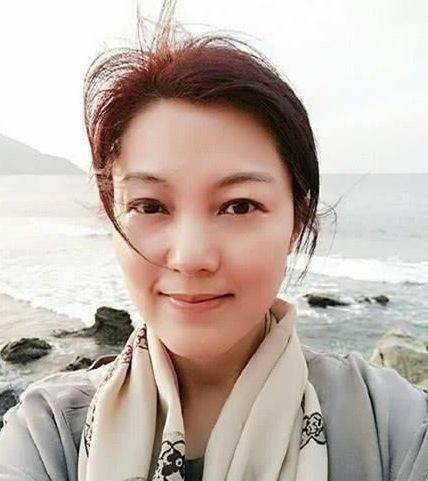 原创她在春晚一唱成名同居3年男友是通缉犯如今选择削发为尼