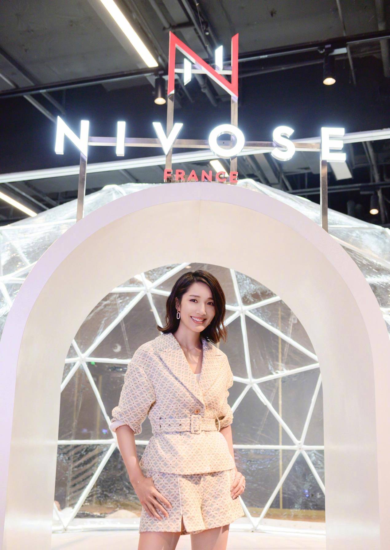 原创李亚男气场真不是闹着玩鸳鸯长裙大秀长腿巴掌腰绝了