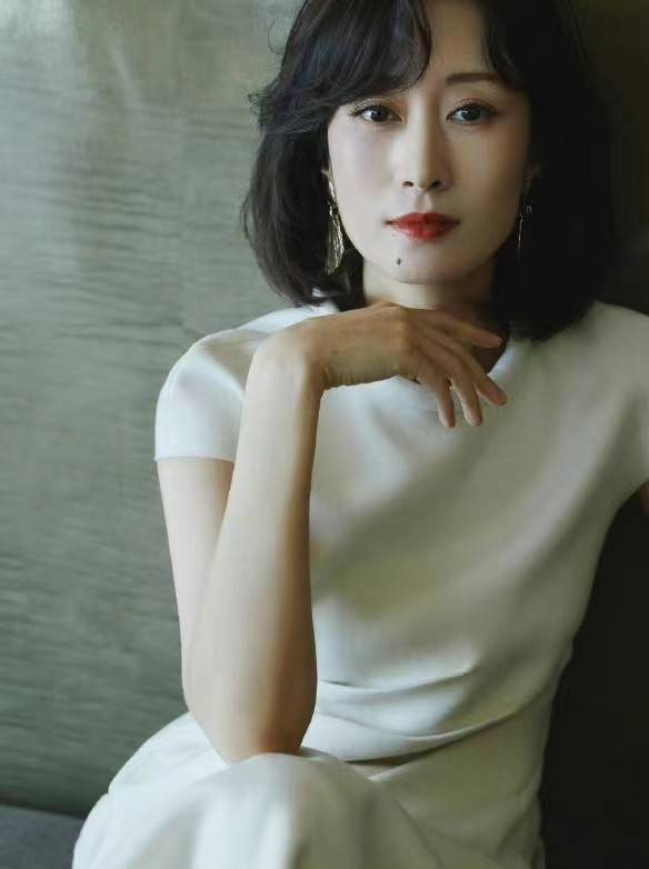 刘敏涛46岁身材颜值太棒了穿小白裙端庄大气卷发红唇真迷人