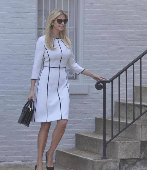 原创39岁伊万卡真豪迈运动文身材直接穿出门配三角裙尽显凹凸感