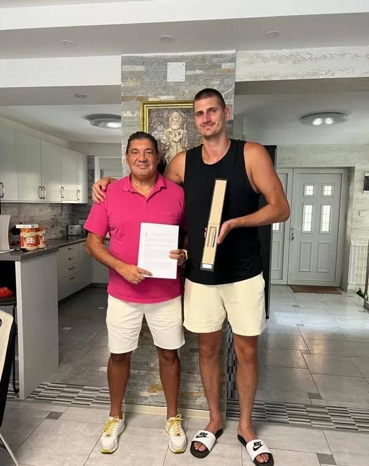 原创nba晚间新闻詹伟观看了同一场比赛但没有互动他被媒体嘲笑而库里