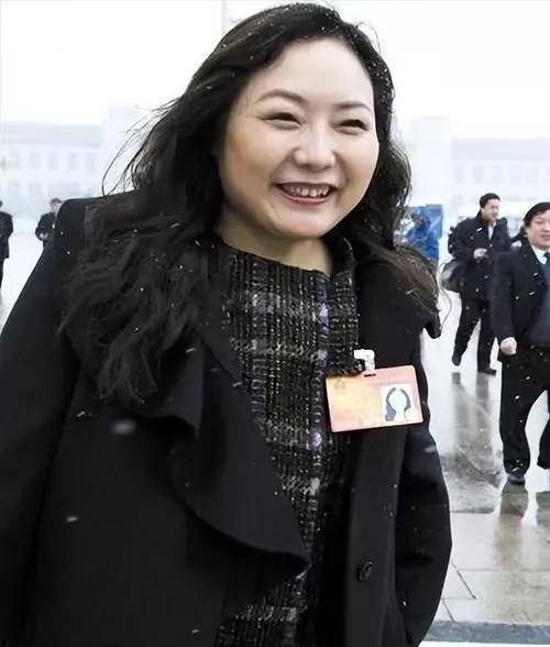 吴亚军与蔡奎离婚10年:她把家业传女儿不言休,他娶空姐叹世界更三农