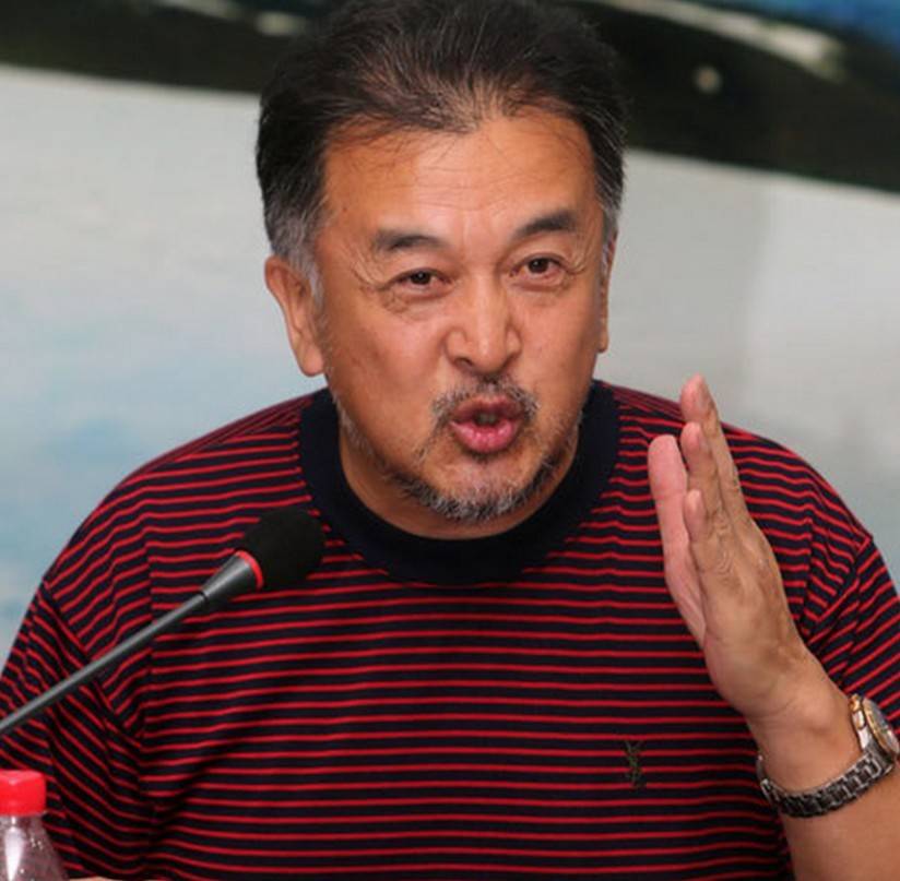 黄宏一脸胡子拉碴傻笑,网友:能全身而退真厉害_整体_芳菲_小品