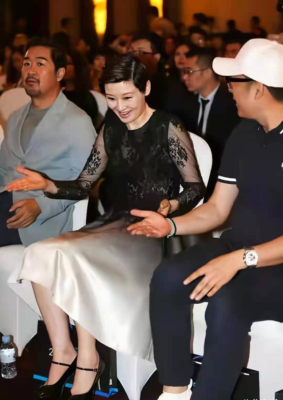 原创徐帆虽是53岁大婶一袭黑色时尚裙优雅高贵气质不减当年