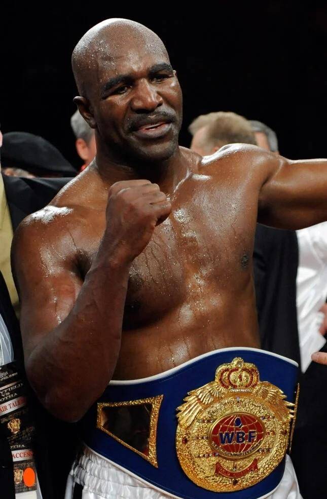 59岁前拳王霍利菲尔德展示健壮体格,肌肉凸起依旧像个"战士"_泰森