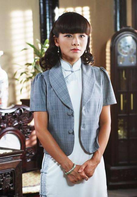 换上一袭比较清新素净的旗袍,胡可变得清丽温婉了许多,旗袍颜色比较