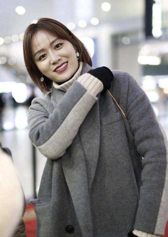 原创叶一茜真不一般身穿黄色连衣裙配短发女神范儿十足