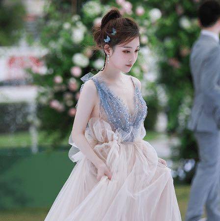 冯提莫疑整容变"大妈",红毯现场未修图曝光,塌鼻脸