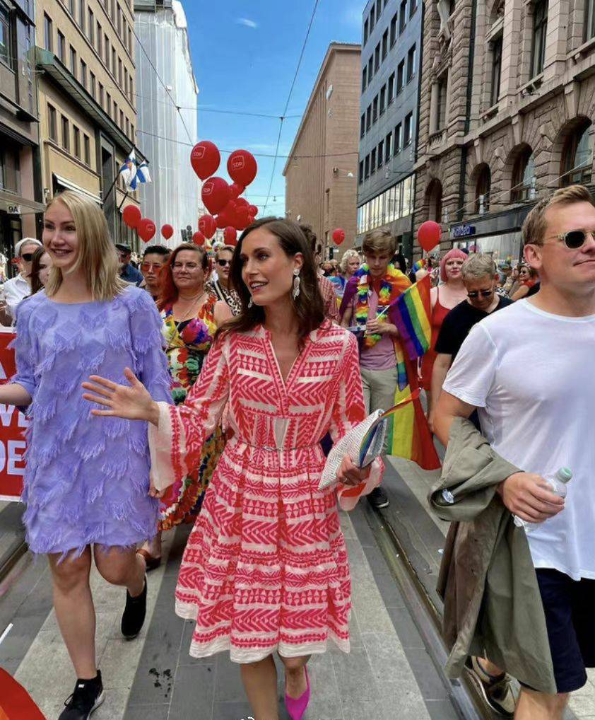 芬兰37岁女总理高调出街,化烟熏妆着红裙变艳女郎,帅老公很般配_桑娜