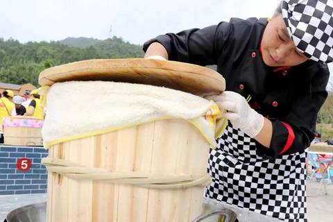 房县土城黄酒，房县土城黄酒酿造实拍，手工酿酒被记者报道