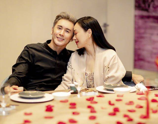 钟丽缇真是太幸福了,不仅住着上千万豪宅,还有好丈夫张根硕宠她_地板