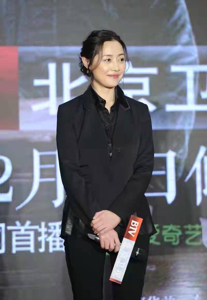 刘蓓真会博眼球,穿一身"鱼鳞裙"还不够,里面再套裙子意外洋气_款式