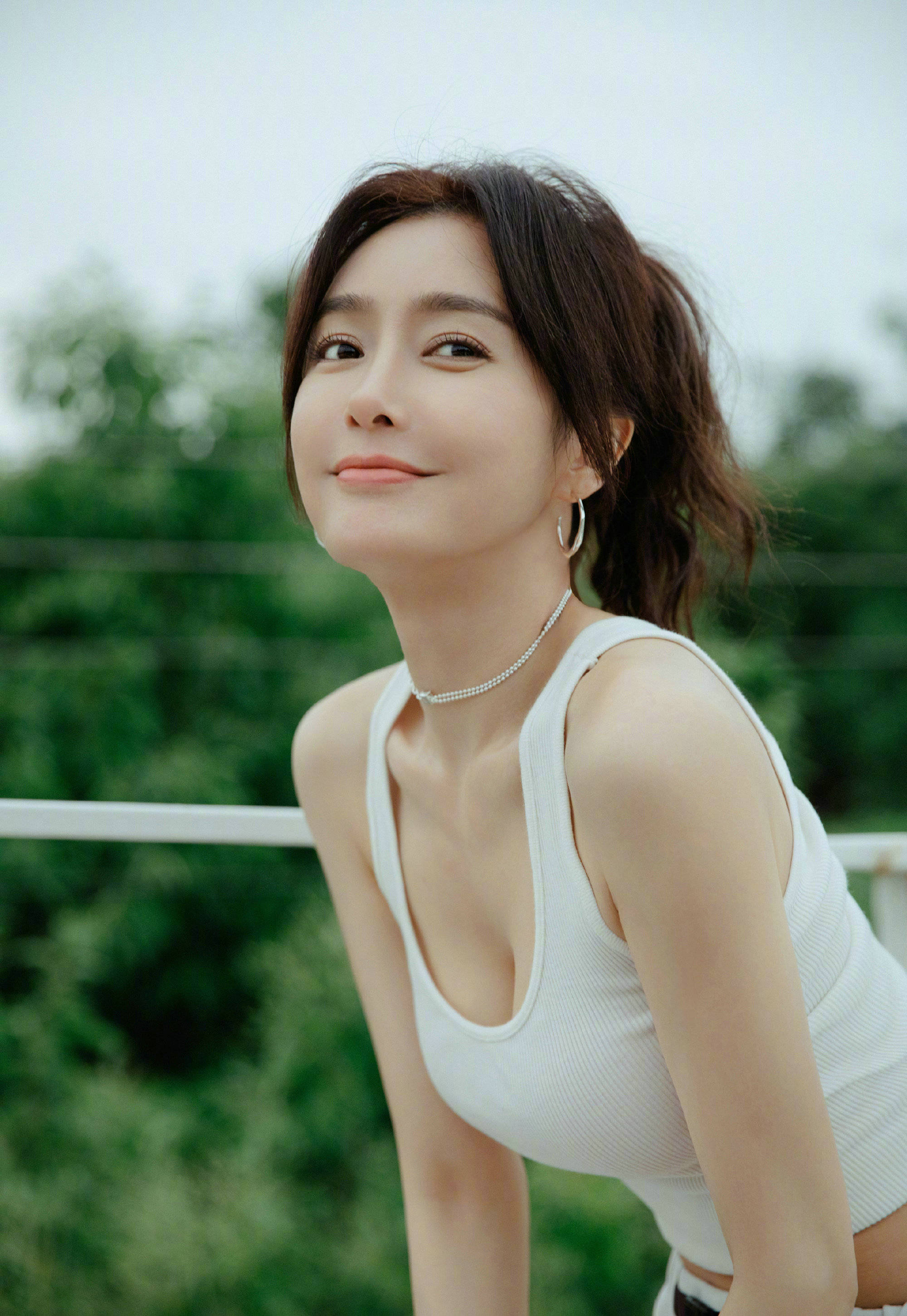 秦岚新戏被指美颜滤镜重,穿紧身小背心,秀出事业线反击_照片_剧中_唐