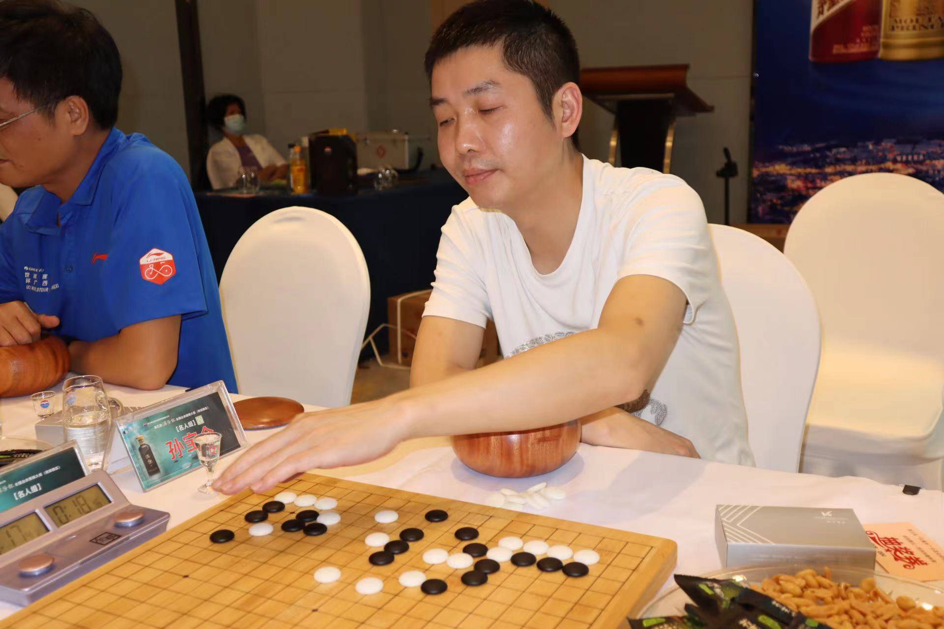 孙宝全是佛山清风棋院的创办者,是一位有着十多年教学经验的围棋名师.