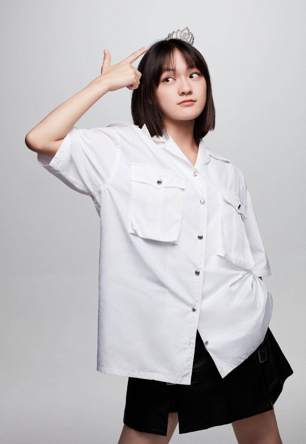 原创邱冬娜文琪罕见秀身材穿小皮裙赶飞机细腿抢镜妹妹真时髦