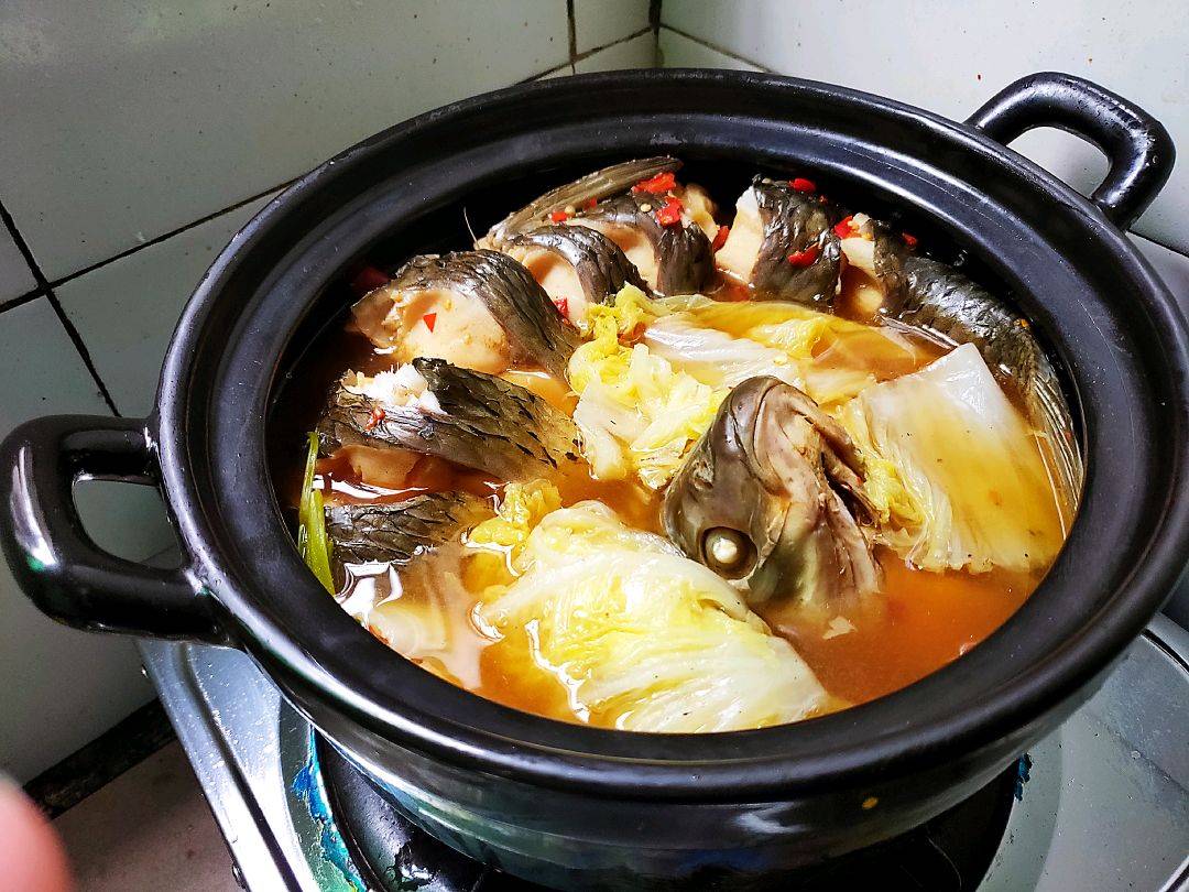 鱼身上营养多,补脑又降胆固醇,砂锅鱼20多分钟就出锅_鱼肉_生姜_盖子