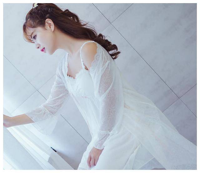 原创美女身搭性感蕾丝睡衣装展现女神的完美气质